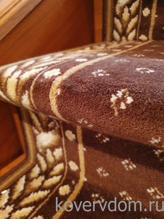 Полушерстяная ковровая дорожка CLASSIC brown с укладкой на лестницу
